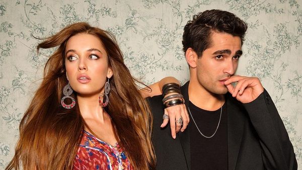 Dovadă clară că Afra Saraçoğlu și Mert Ramazan Demir formează un cuplu. Actorii principali din serialul turcesc „Golden Boy” nu se mai feresc să-și arate dragostea și în spatele camerelor de filmat