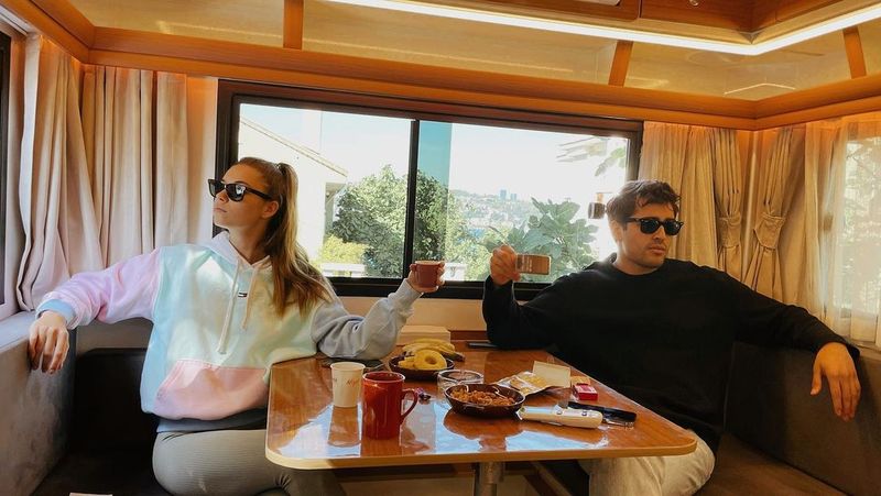 Afra Saraçoğlu și Mert Ramazan Demir formează un cuplu.