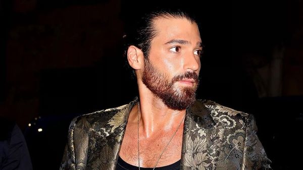 Can Yaman, recompensat din nou &icirc;n Italia. Fermecătorul actor turc a primit două premii distincte: "Sunteți forța mea constantă către noi obiective"