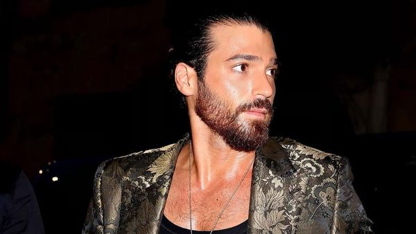 Can Yaman, recompensat din nou în Italia. Fermecătorul actor turc a primit două premii distincte: "Sunteți forța mea constantă către noi obiective"