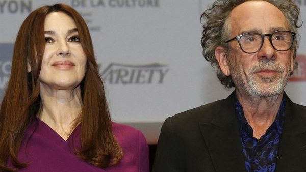 Monica Bellucci și Tim Burton și-au asumat relația amoroasă. Regizorul și actrița s-au afișat mai fericiți ca niciodată: "Mă bucur că l-am întâlnit pe acest bărbat. Îl iubesc"