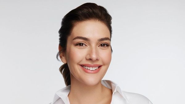 Berg&uuml;zar Korel, protagonista serialului turcesc "1001 de nopti", reacționează &icirc;n fața unor știri. Actrița nu a putut să lase momentul să treacă: "Fac rău copilului și familiei. Vă rog!"