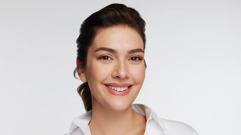 Berg&uuml;zar Korel, protagonista serialului turcesc "1001 de nopti", reacționează &icirc;n fața unor știri. Actrița nu a putut să lase momentul să treacă: "Fac rău copilului și familiei. Vă rog!"