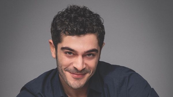 Burak Deniz, protagonistul serialului "Povestea noastră", declarații inedite din vacanță: "Este o cultură uriașă aici". Actorul turc impresionează prin frumusețe și carismă