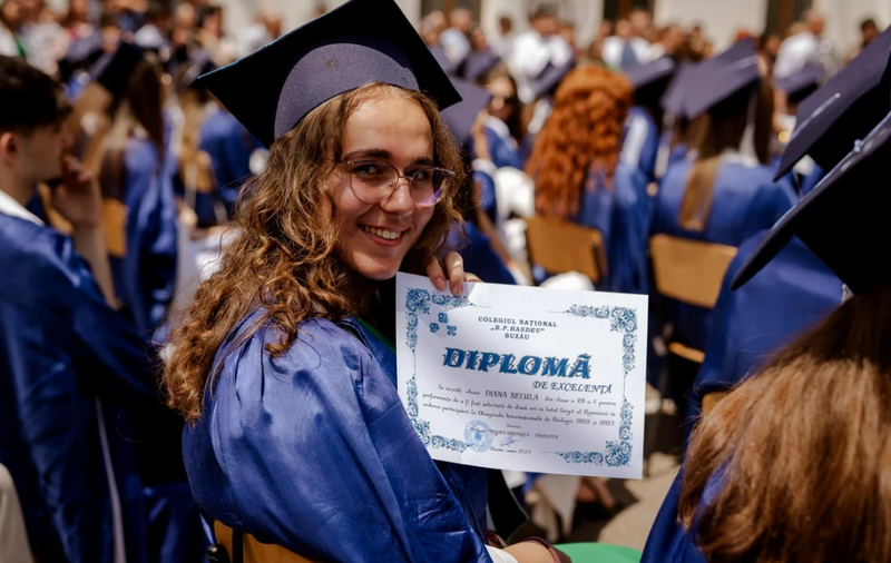 O elevă olimpică admisă la Medicină vinde legumele familiei în piață.