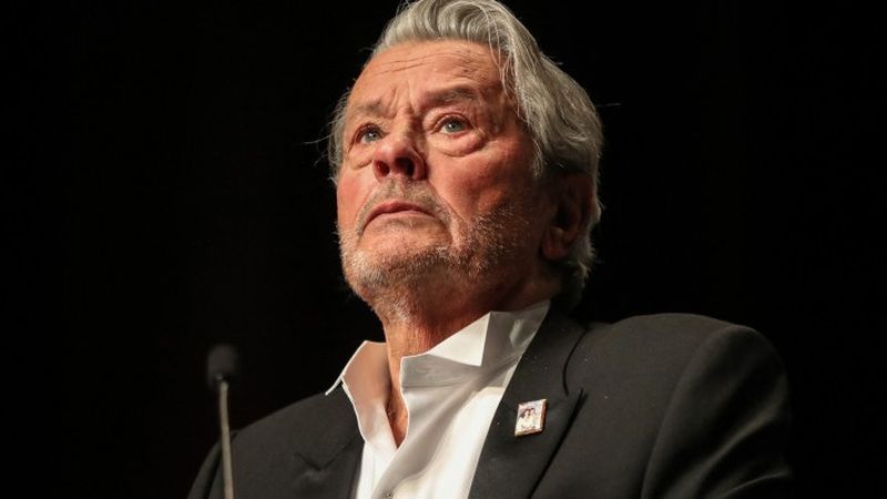 Alain Delon, victima unui abuz inimaginabil. Copiii celebrului actor francez, acuzații grave &icirc;mpotriva asistentei sociale: "Controlează sistematic conversaţiile telefonice şi mesajele lui private"