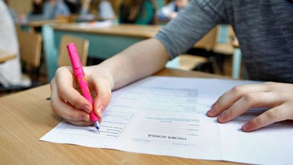 Dimineața pe doi cu Greeg și Cernat| S-a elucidat misterul &icirc;n cazul elevei care a dat BAC-ul desculță. Profesorii au crezut că &icirc;nscrisurile specifice mărcii de pe adidaşi sunt &rdquo;surse de informare&rdquo;