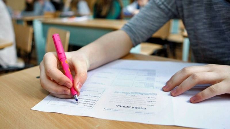 Dimineața pe doi cu Greeg și Cernat| S-a elucidat misterul &icirc;n cazul elevei care a dat BAC-ul desculță. Profesorii au crezut că &icirc;nscrisurile specifice mărcii de pe adidaşi sunt &rdquo;surse de informare&rdquo;
