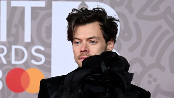 VIDEO Harry Styles, lovit &icirc;n ochi cu un obiect aruncat &icirc;n timp ce c&acirc;nta pe scenă, la un concert &icirc;n Viena