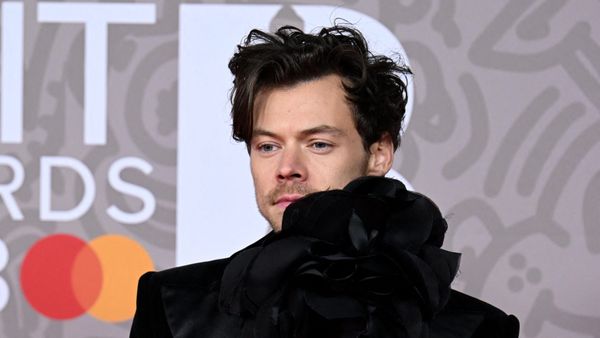 VIDEO Harry Styles, lovit în ochi cu un obiect aruncat în timp ce cânta pe scenă, la un concert în Viena