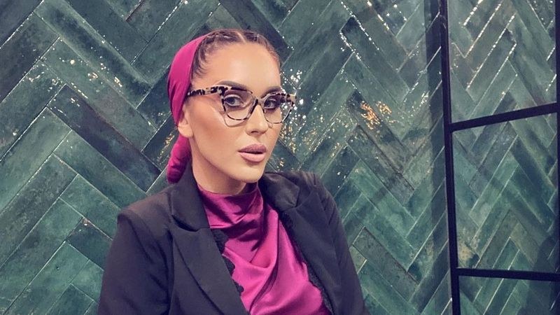 Dana Roba, detalii tulburătoare despre calvarul prin care a trecut. Make-up artista are peste 20 de operații la cap: "C&acirc;nd &icirc;mi pun m&acirc;na &icirc;n spatele capului mă &icirc;ngrozesc c&acirc;te cusături am"