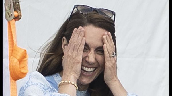 Kate Middleton a recidivat! Prințesa de Wales, surprinsă c&acirc;nd i-a atins posteriorul prințului William la un eveniment istoric