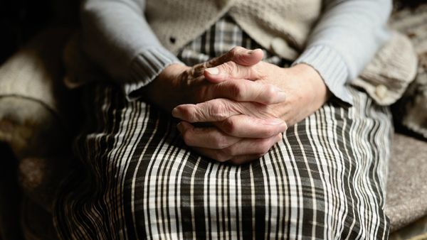 "Deshidratați, slabi și extrem de murdari". Ies la iveală informații terifiante cu privire la modul cum erau tratați bătr&acirc;nii internați &icirc;n azilele groazei. V&acirc;rstnicii erau la limita supraviețuirii din cauza meniului primit