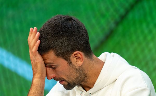VIDEO Djokovici, amendat după ce şi-a distrus racheta lovind-o de st&acirc;lpul fileului la finala de la Wimbledon