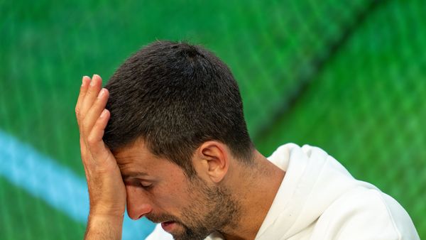 VIDEO Djokovici, amendat după ce şi-a distrus racheta lovind-o de stâlpul fileului la finala de la Wimbledon