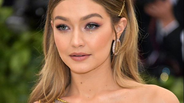 Gigi Hadid, arestată într-un aeroport! Ce au găsit oficialii vamali în bagajul ei