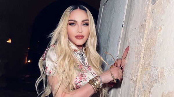 Cum arată Madonna după ce a fost la un pas de moarte. Regina pop s-a fotografiat fără strop de machiaj la două săptăm&acirc;ni după ce a fost externată din spital
