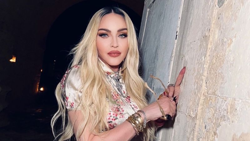 Cum arată Madonna după ce a fost la un pas de moarte. Regina pop s-a fotografiat fără strop de machiaj la două săptăm&acirc;ni după ce a fost externată din spital