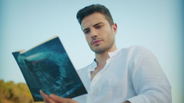 Cine este Furkan Okumuş, actorul care interpretează rolul lui Ege, în serialul "Dragoste și speranță", de la Kanal D2