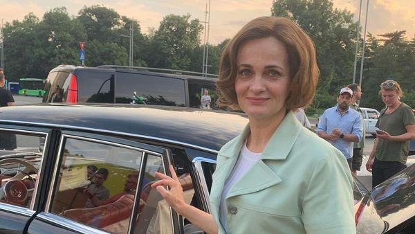 Elvira Deatcu  dezvăluie latura mai puţin cunoscută a Elenei Ceaușescu: "N-am avut acces la tipul ăsta de informații. Era un om prost, dar latura maternă a salvat-o”. Actrița îi dă viaţă soţiei dictatorului în serialul "Spy/Master"