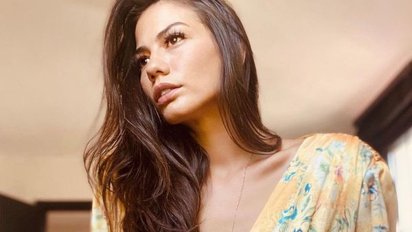 Ce avere a strâns Demet Ozdemir în 2023. Actrița de origine turcă face ravagii pe Netflix în filmul "Tactici în dragoste!"