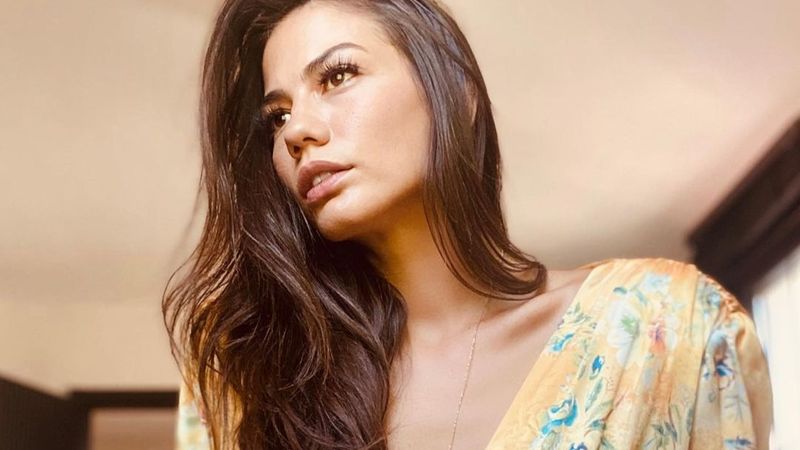 Ce avere a strâns Demet Ozdemir în 2023. Actrița de origine turcă face ravagii pe Netflix în filmul "Tactici în dragoste!"