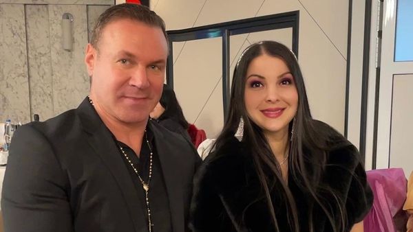 Alin Oprea, aspru criticat pentru felul în care își răsfață soția. Solistul trupei Talisman a reacționat imediat: "O să pun la picioarele ei tot ceea ce am și ce voi agonisi de acum înainte"