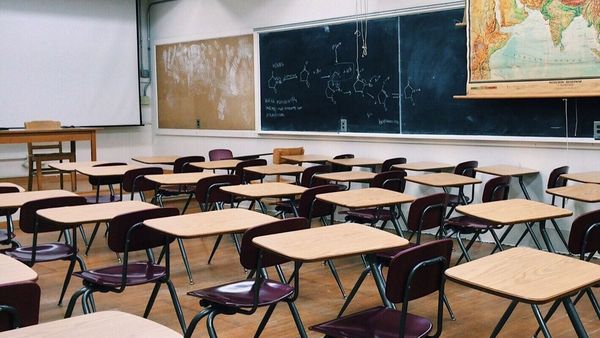  Ministerul Educației, anunț important despre acordarea unor stimulente financiare. Elevii care vor primi 5.000 de lei de la stat
