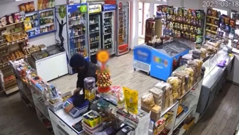 A furat cântarul după ce l-a confundat cu casa de marcat