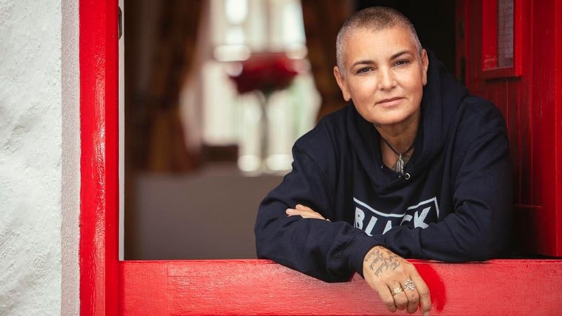 "Am &icirc;ngenuncheat pe jos &icirc;n fața peretelui și am urlat. Atunci mi-am pierdut oficial mințile".  Povestea tragică de viață a celebrei Sinead O' Connor. A fost supusă la chinuri inimaginabile
