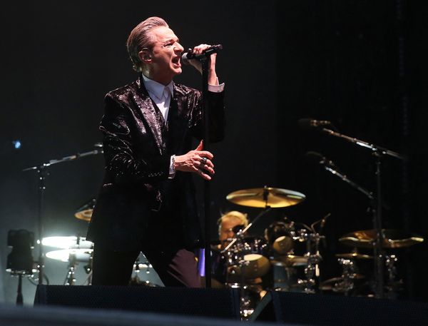 Show de clasă Depeche Mode, &icirc;ntr-o atmosferă tipic britanică pe Arena Naţională. Martin Gore a c&acirc;ntat &icirc;n ploaie