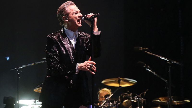 Show de clasă Depeche Mode, într-o atmosferă tipic britanică pe Arena Naţională. Martin Gore a cântat în ploaie