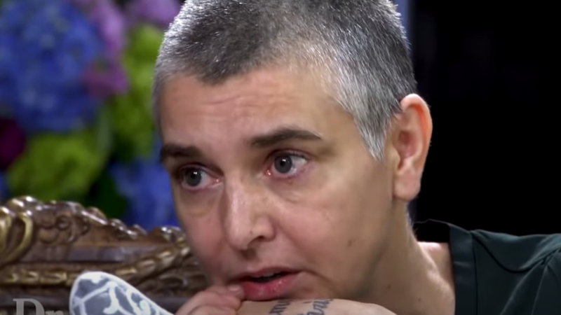 Sinead O'Connor, interviu tulburător despre mama ei și familia &icirc;n care a crescut: "Mă tortura cu z&acirc;mbetul pe buze". Legenda muzicii irlandeze a rămas cu sechele din perioada copilăriei - VIDEO