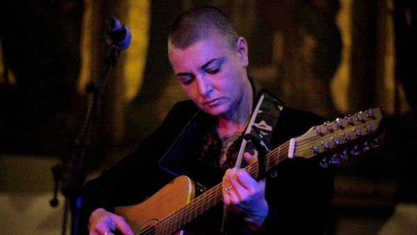 Gestul făcut de Sinead O&rsquo;Connor la &icirc;nmorm&acirc;ntarea copilului ei: &bdquo;A fost șocant!&rdquo;. Interpreta hit-ului &bdquo;Nothing compares to you&rdquo; a lăsat un obiect bizar &icirc;n sicriul adolescentului