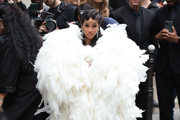 VIDEO Cardi B a aruncat cu microfonul &icirc;ntr-un spectator după ce a fost stropită cu o băutură