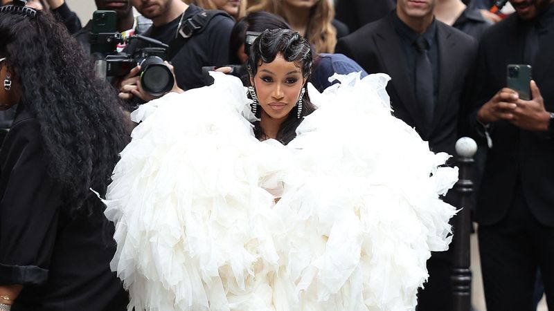 VIDEO Cardi B a aruncat cu microfonul într-un spectator după ce a fost stropită cu o băutură