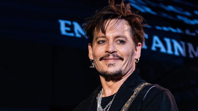 Johnny Depp, ipostază neașteptată după ce a fost găsit inconștient &icirc;ntr-o cameră de hotel. Starul din producția &bdquo;Piratii din Caraibe&rdquo; a ajuns &icirc;n baston: "Medicii mi-au sugerat ferm să evit orice activitate"