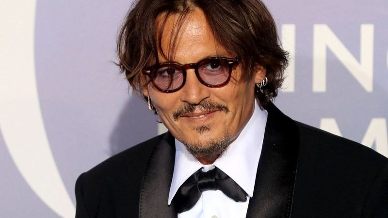 Johnny Depp a ajuns în baston, după ce a fost găsit inconștient