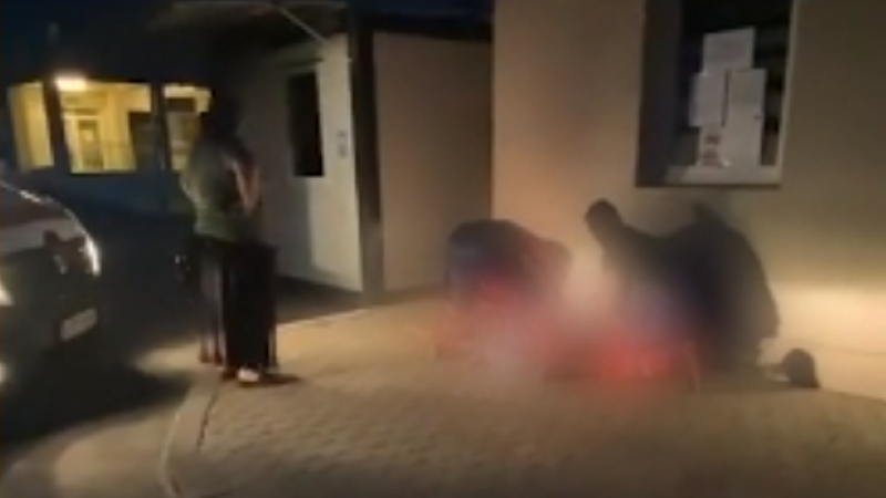 O femeie a născut în fața Spitalului Municipal Urziceni, pe trotuar.