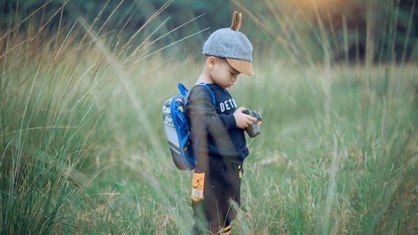 Vrei să îți încurajezi copilul să petreacă mai mult timp afară vara acesta? Iată aici 3 idei de activități pe care cel mic pe poate face