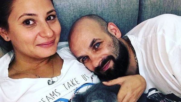 "Nimic din lumea asta materială nu-mi poate da înapoi lumina ta de soare". Soția lui Nosfe, mărturisiri emoționante la 10 luni de la moartea rapperului. Cum își exprimă Mădălina Crețan sentimentele de tristețe 