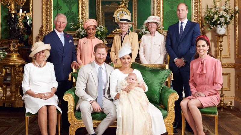O nouă lovitură pentru Meghan Markle! Familia Regală a scos-o din certificatul de naștere al lui fiului său