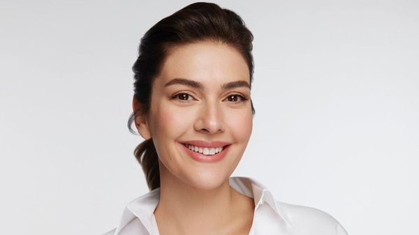&ldquo;Un an, 25 de kilograme, 3 copii, 40 de ani&rdquo;. Berg&uuml;zar Korel a dezvăluit secretul siluetei perfecte. Cum a ajuns protagonista serialului turcesc "1001 de nopți" să &icirc;mbrace ținutele dorite