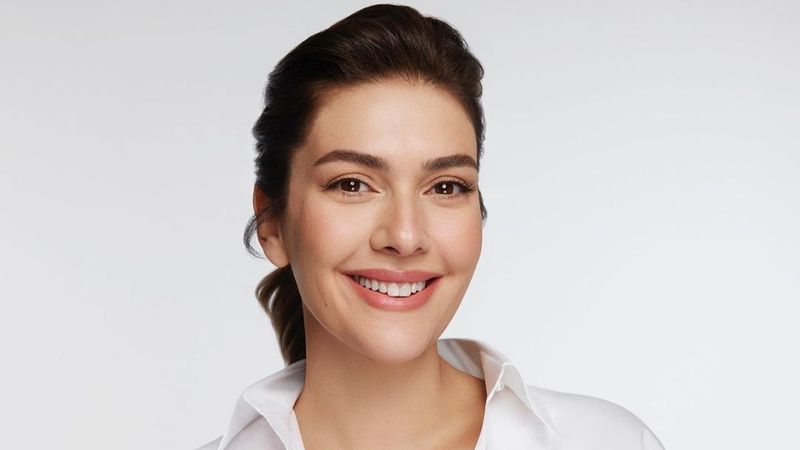 &ldquo;Un an, 25 de kilograme, 3 copii, 40 de ani&rdquo;. Berg&uuml;zar Korel a dezvăluit secretul siluetei perfecte. Cum a ajuns protagonista serialului turcesc "1001 de nopți" să &icirc;mbrace ținutele dorite