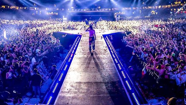 Steve Aoki a aruncat cu torturi la Untold 2023. Imagini exclusive din prima zi de festival