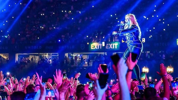 Gestul bizar făcut de Bebe Rexha pe scena de la Untold atunci când i-a fost aruncată o pereche de pantaloni pe scenă