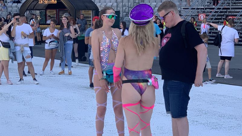 Imagini spectaculoase de la Untold 2023. Două tinere au făcut furori cu ținutele aproape inexistente