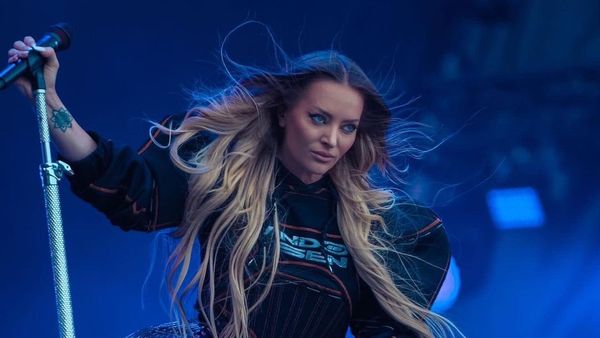 Delia Matache, aspru criticată pentru outfit-ul pe care l-a purtat la Untold. Motivul pentru care artista a ales să poarte o astfel de ținută la o temperatura atât de mare