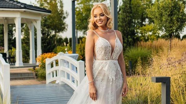 Rochia de mireasă purtată de Maria Constantin &icirc;n ziua cea mare i-a dezamăgit pe fani: "Sper să fie ultima nuntă". Motivul pentru care artista a fost aspru criticată