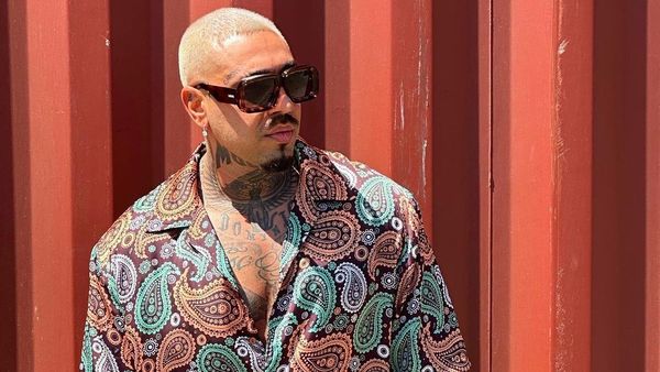 Alex Velea, reacție neașteptată după ce un fan a dat buzna pe scenă să cânte alături de el, în toiul concertului: "Oprește DJ!". Nimeni nu s-ar fi așteptat - VIDEO